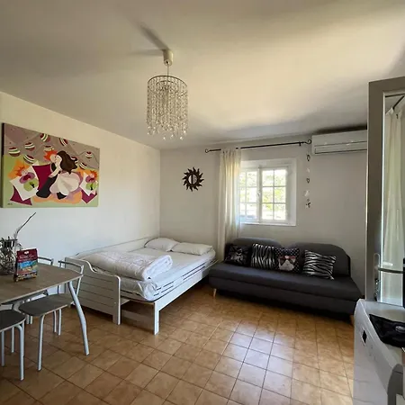 En Rez De Beausite דירה